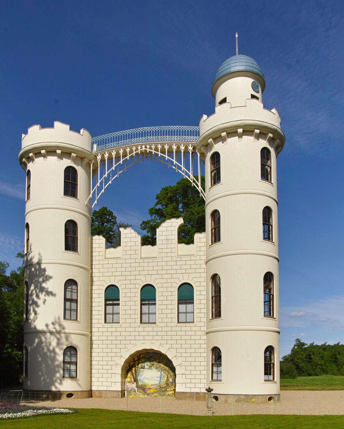 Schloss Pfaueninsel, Süd-West-Ansicht nach der Sanierung, Foto Rechts von Hans Bach ©SPSG 